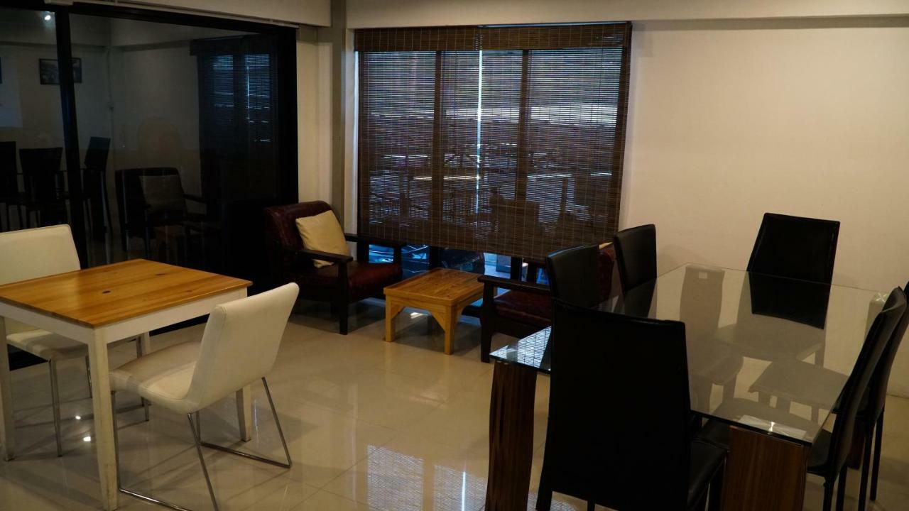 Nara Cafe And Hostel Bangkok Exterior photo