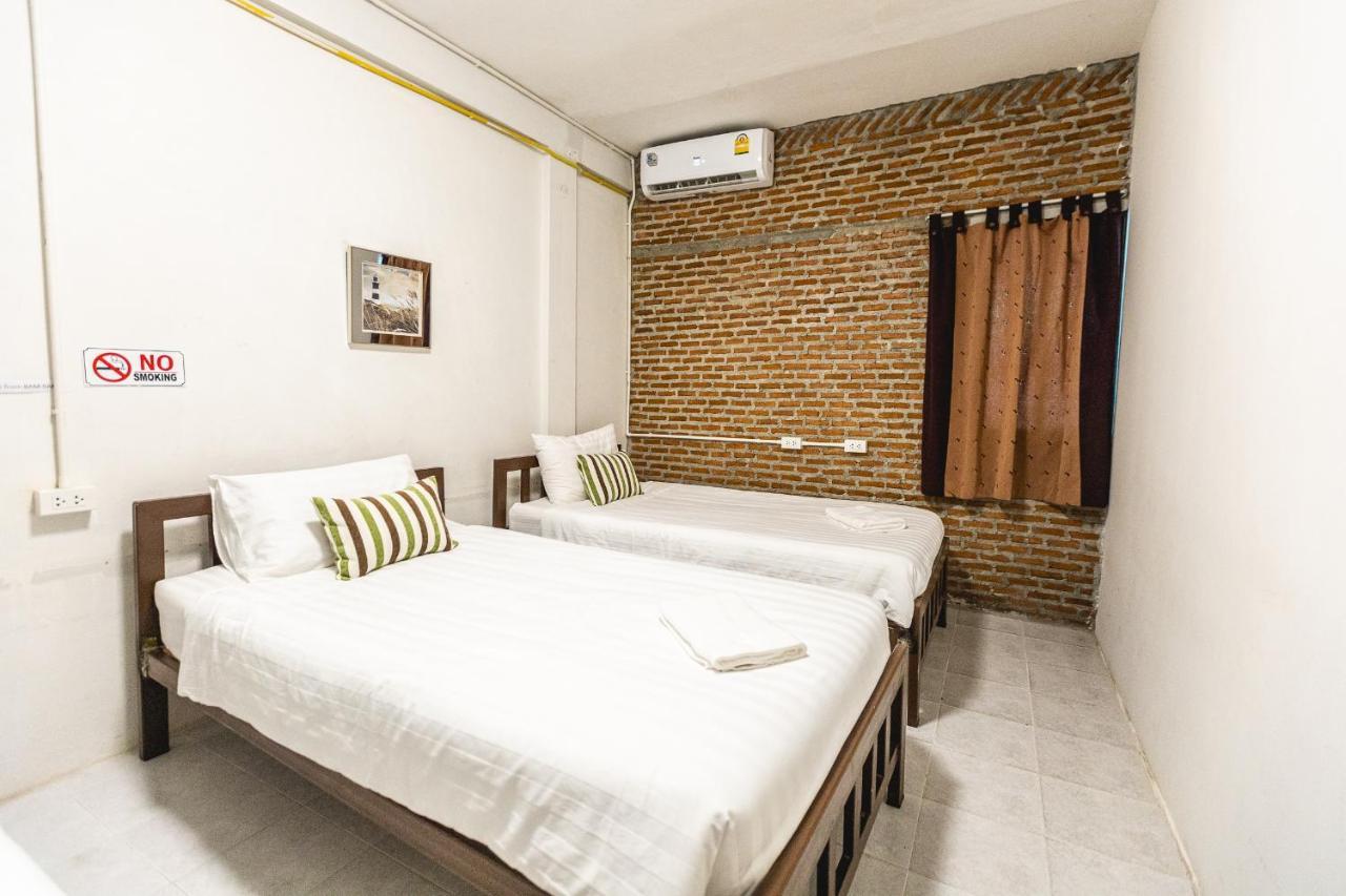 Nara Cafe And Hostel Bangkok Exterior photo