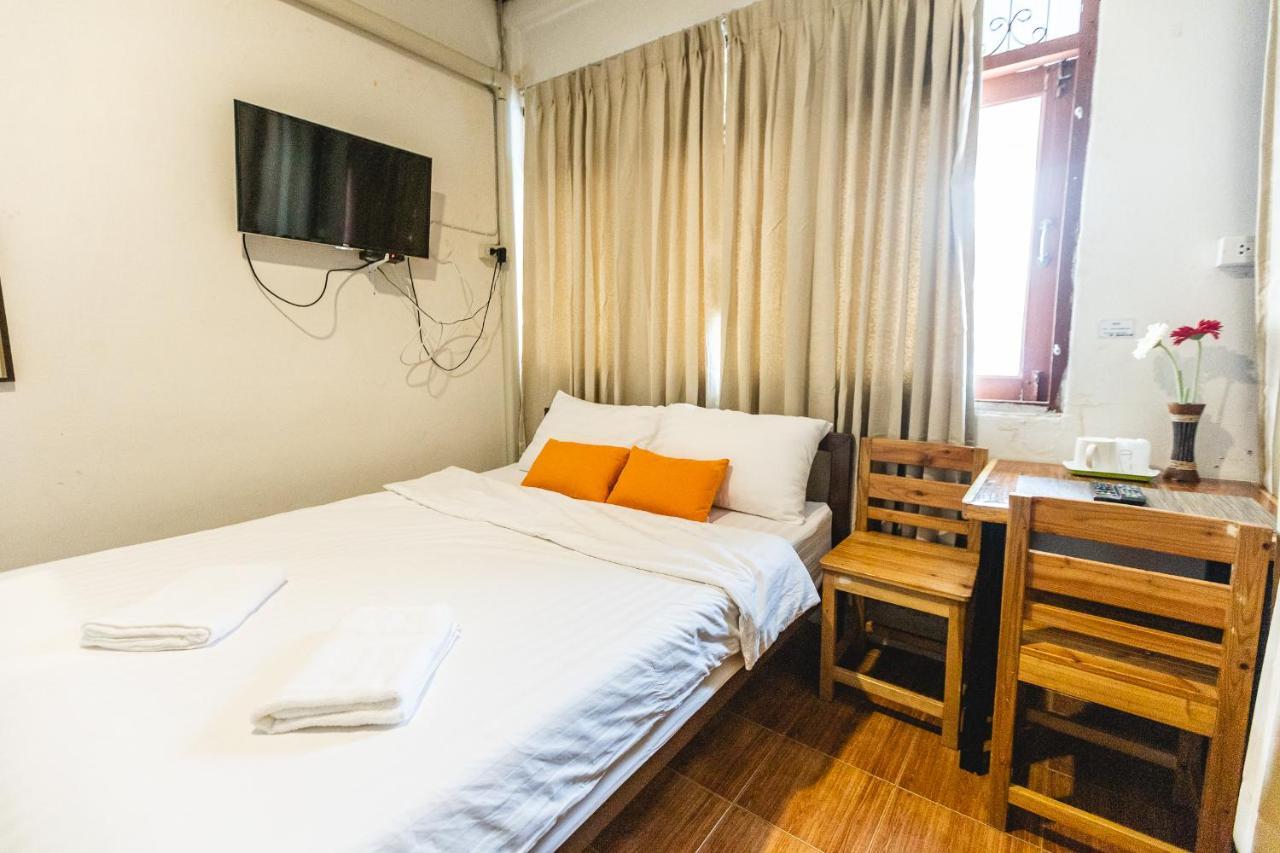 Nara Cafe And Hostel Bangkok Exterior photo
